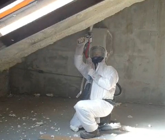 Praconik wykonujący ocipelnie dachu pianą PUR